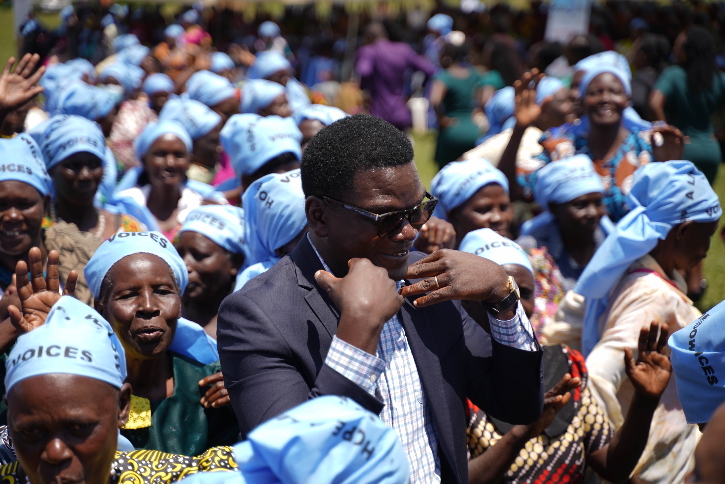 Volunteers distributing food supplies